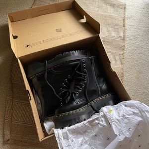 Doc Martens Jadon 8-Eye Platform Boots Size 6 BRAND NEW from urban outfitters